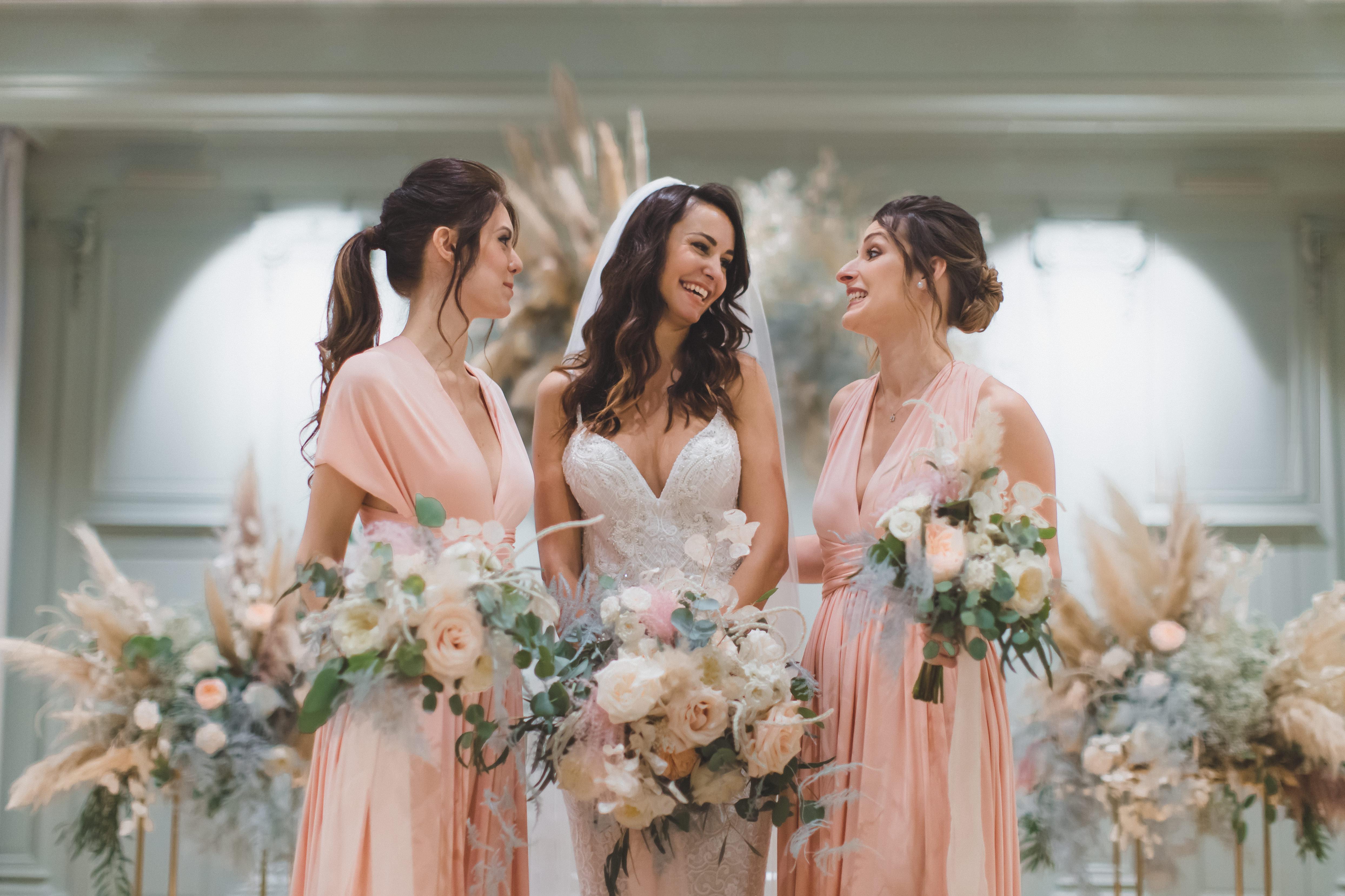 Intercontinental Lyon - Hotel Dieu By Ihg Extérieur photo A bride with two bridesmaids