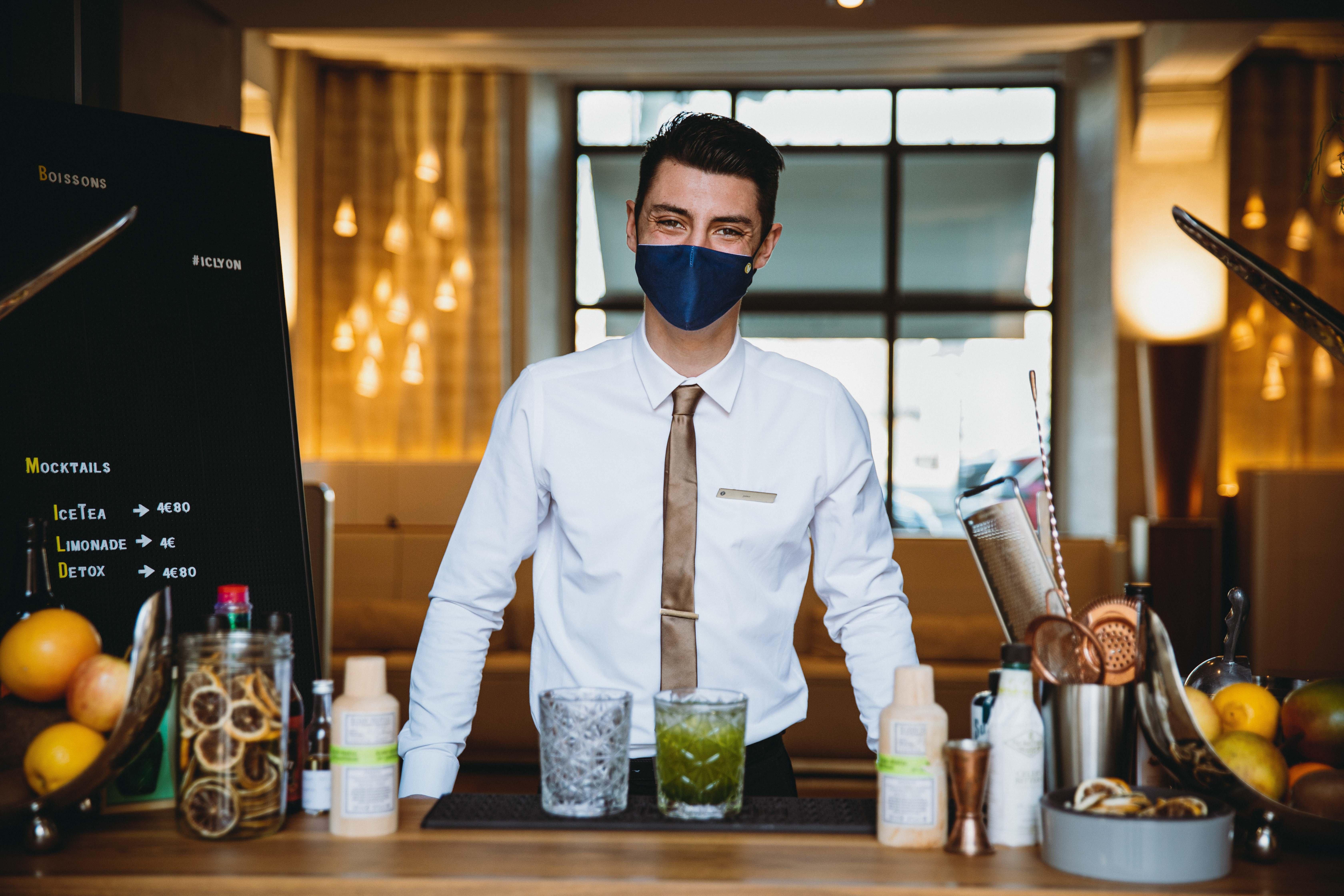 Intercontinental Lyon - Hotel Dieu By Ihg Extérieur photo A bartender wearing a face mask