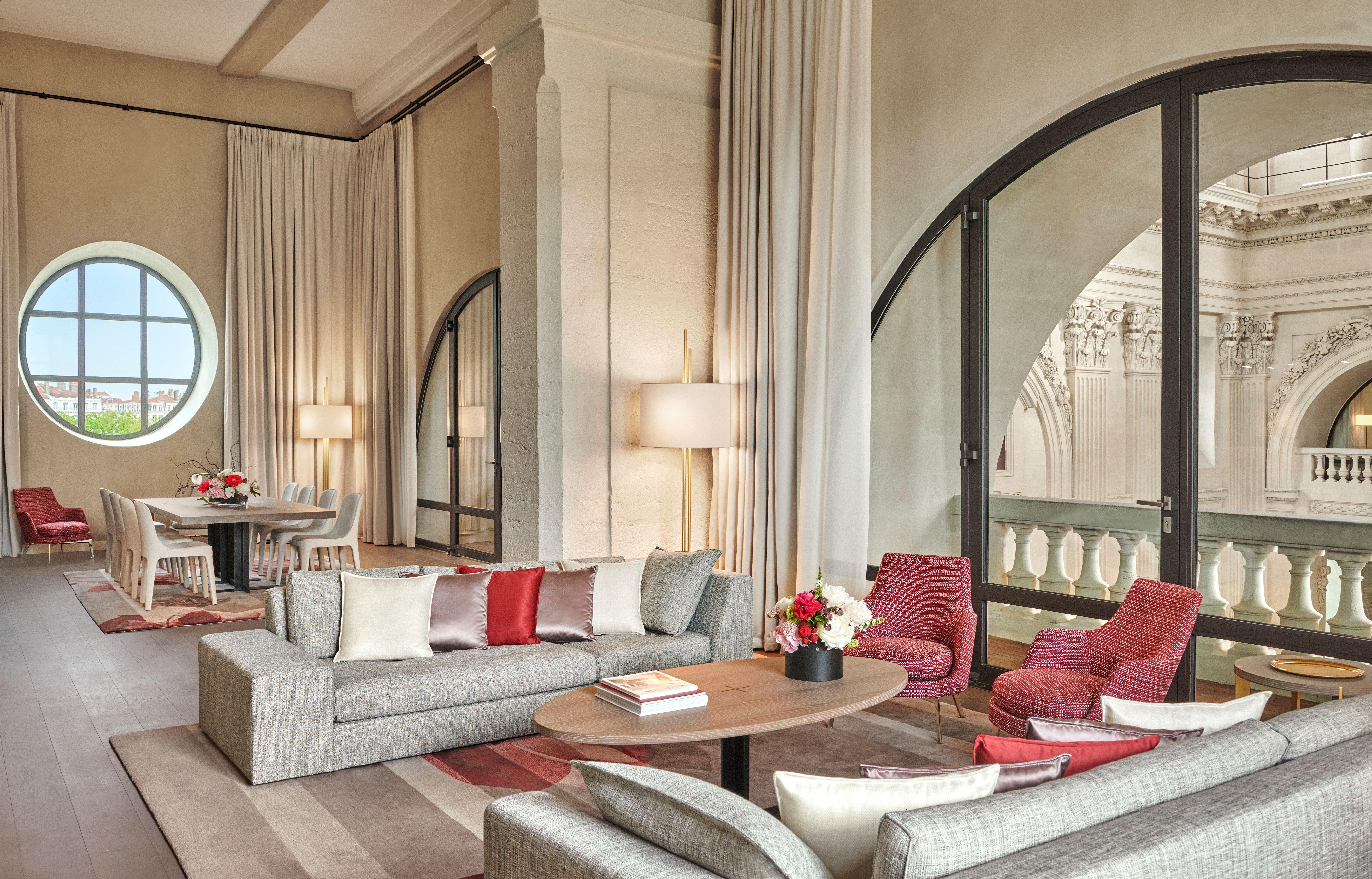 Intercontinental Lyon - Hotel Dieu By Ihg Extérieur photo The living room of a suite at the hotel