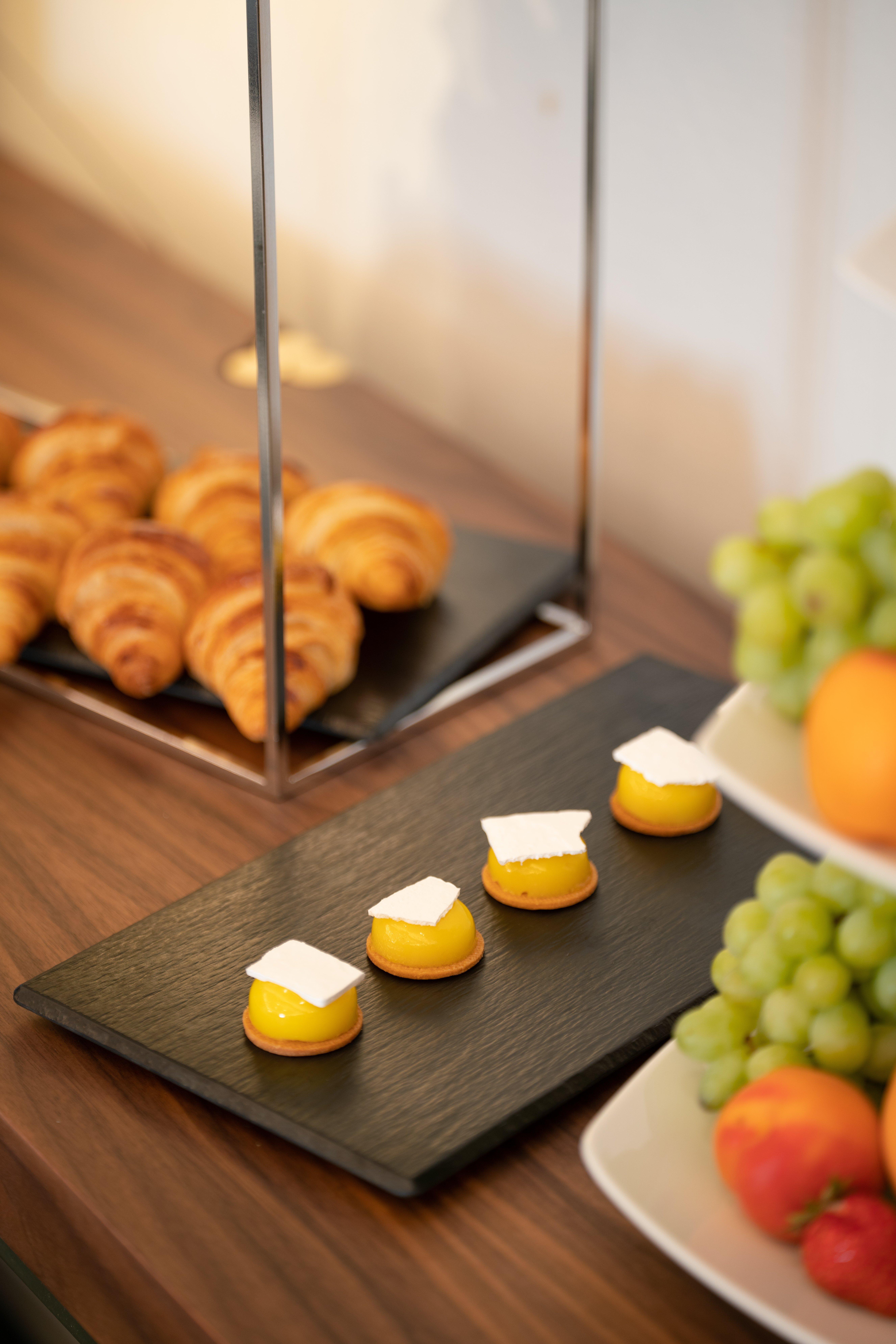 Intercontinental Lyon - Hotel Dieu By Ihg Extérieur photo Croissants and fruit