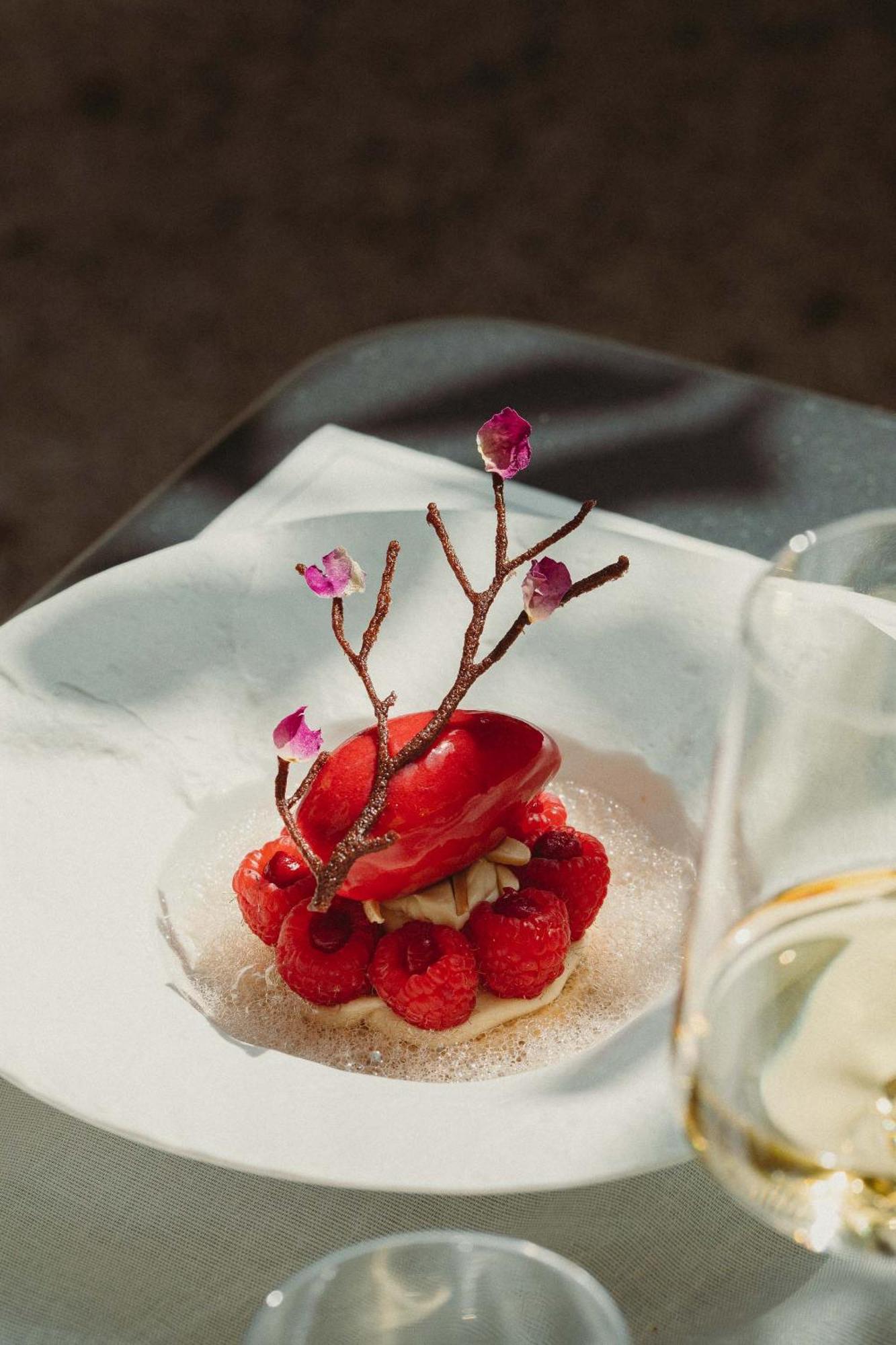 Intercontinental Lyon - Hotel Dieu By Ihg Extérieur photo A strawberry dessert