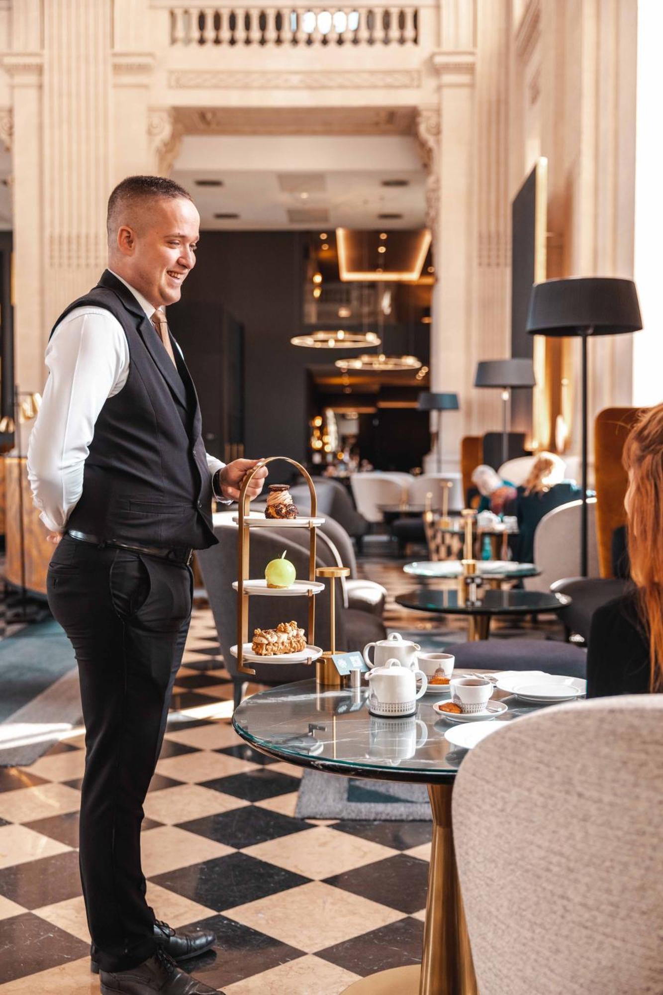Intercontinental Lyon - Hotel Dieu By Ihg Extérieur photo A butler serving afternoon tea at a hotel