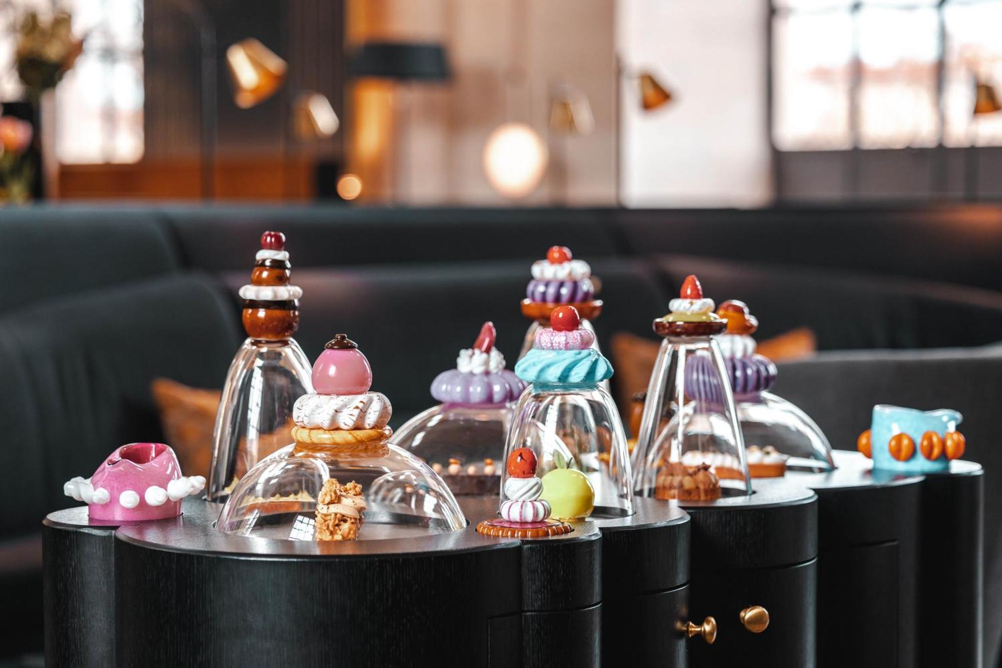 Intercontinental Lyon - Hotel Dieu By Ihg Extérieur photo A selection of desserts at the restaurant