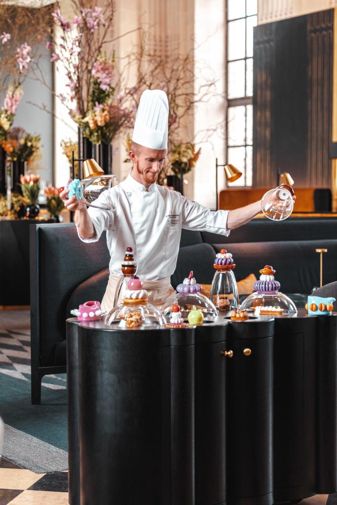 Intercontinental Lyon - Hotel Dieu By Ihg Extérieur photo A pastry chef at work